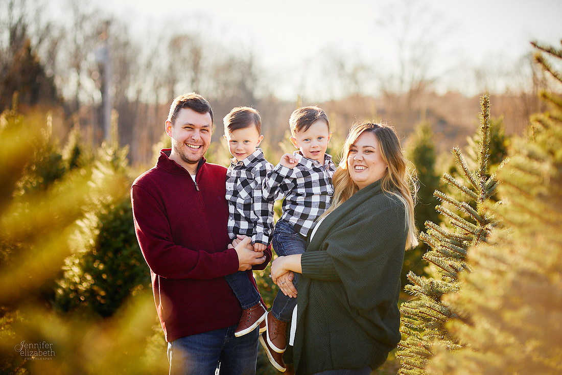 Holiday Tree Farm Mini Portrait Sessions at Sugar Pines Farm in Chesterland, Ohio