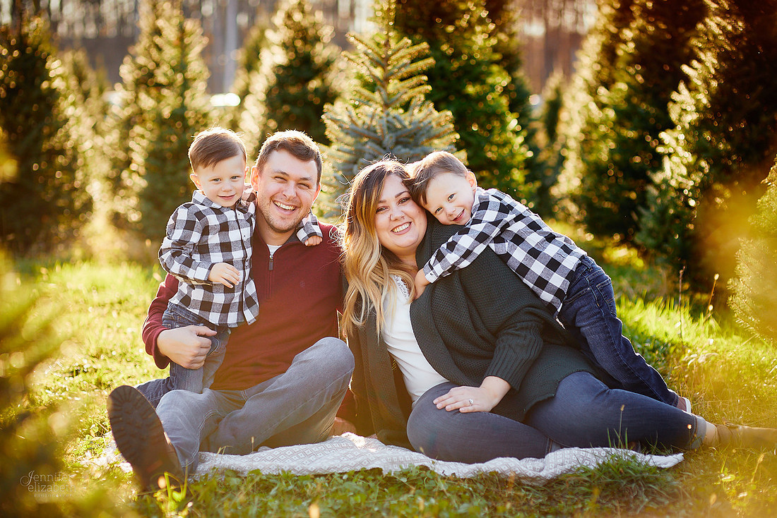 Holiday Tree Farm Mini Portrait Sessions at Sugar Pines Farm in Chesterland, Ohio