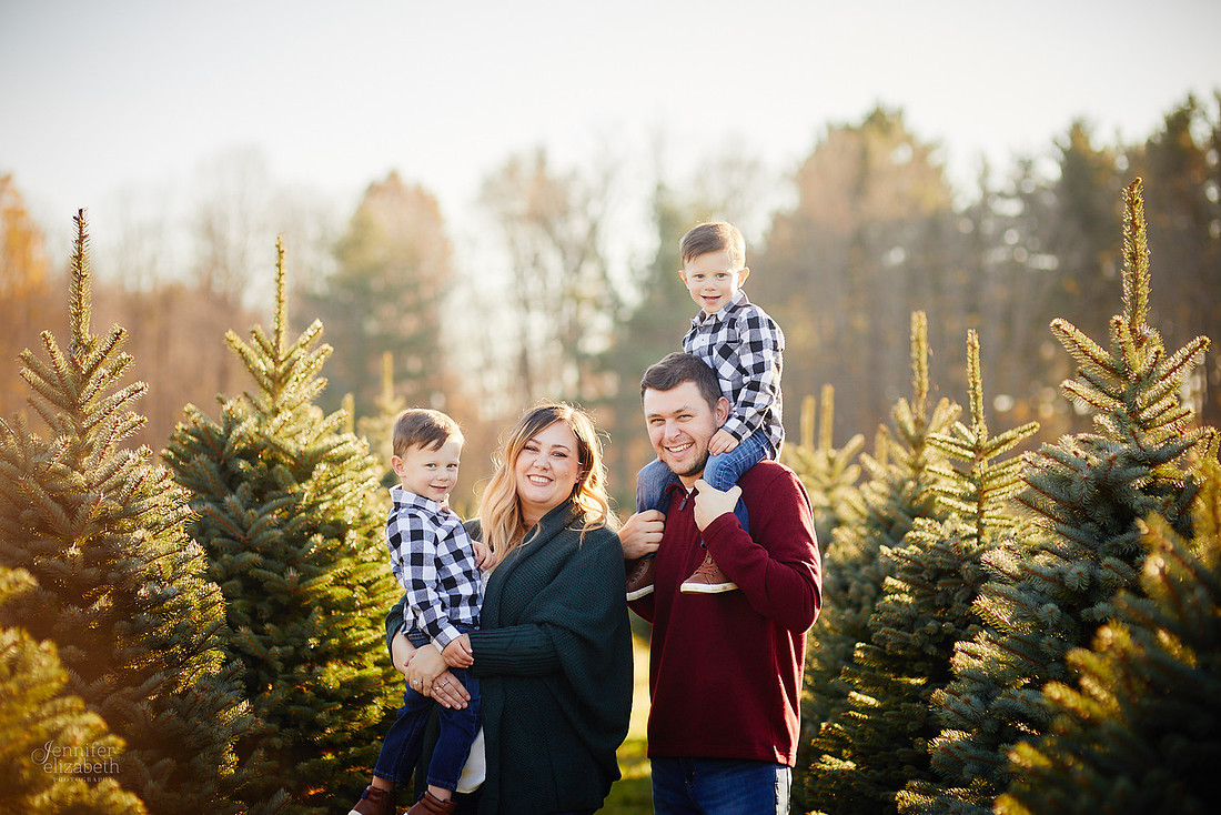 Holiday Tree Farm Mini Portrait Sessions at Sugar Pines Farm in Chesterland, Ohio