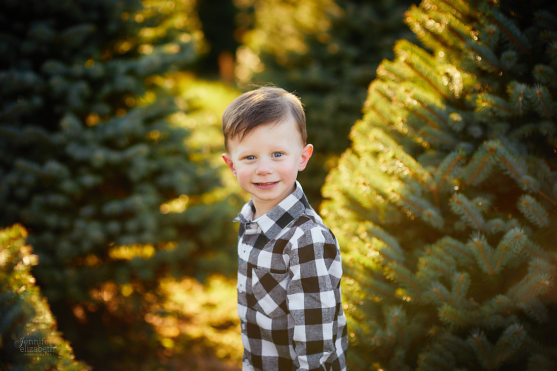 Holiday Tree Farm Mini Portrait Sessions at Sugar Pines Farm in Chesterland, Ohio