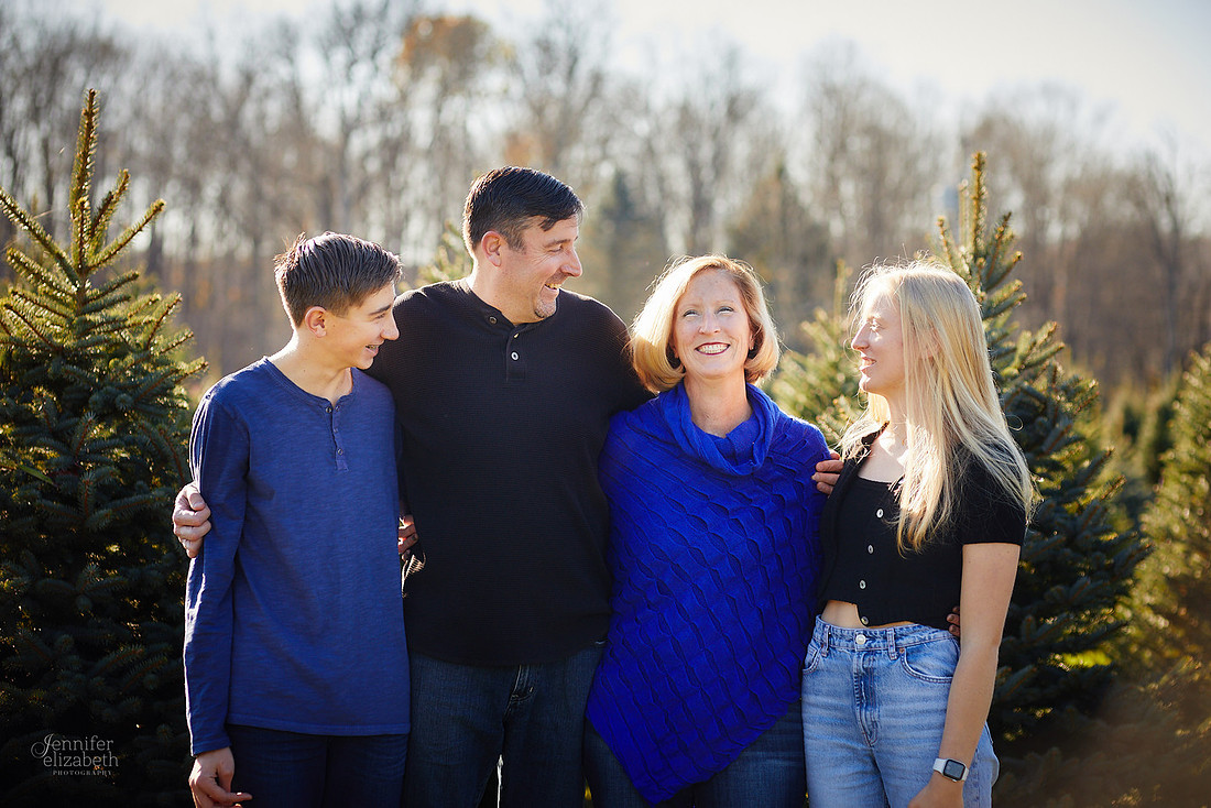 Holiday Tree Farm Mini Portrait Sessions at Sugar Pines Farm in Chesterland, Ohio