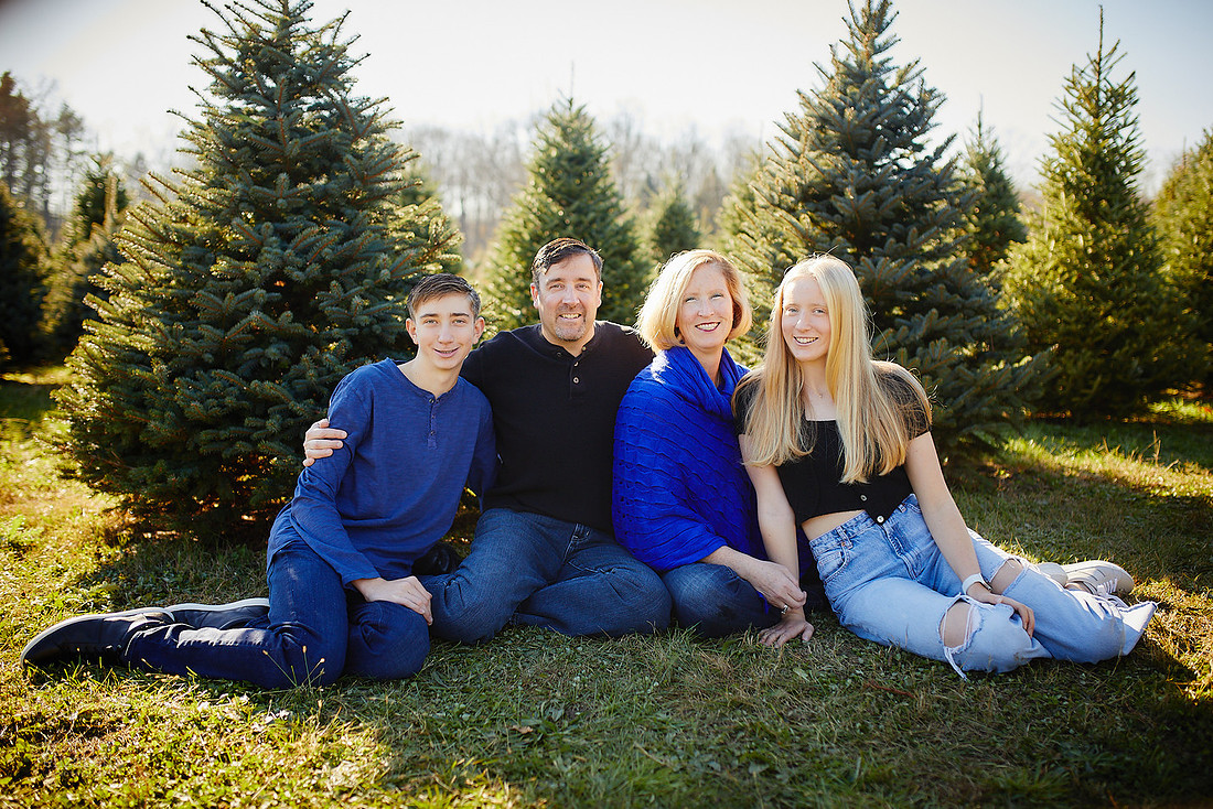 Holiday Tree Farm Mini Portrait Sessions at Sugar Pines Farm in Chesterland, Ohio