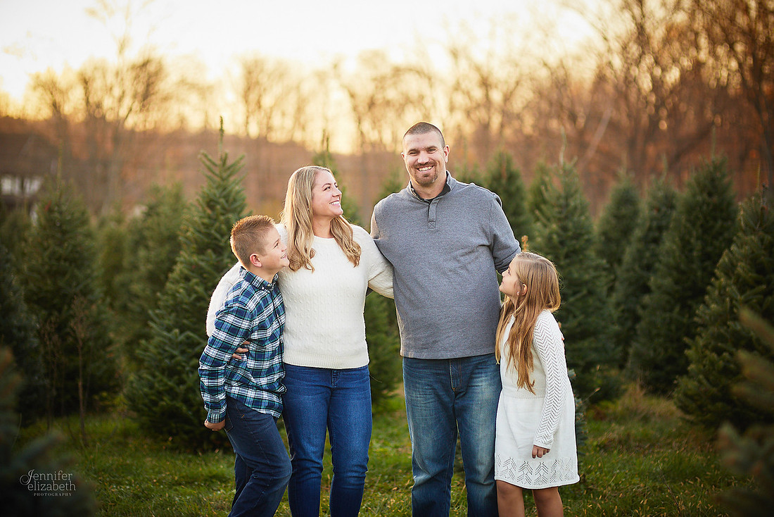 Holiday Tree Farm Mini Portrait Sessions at Sugar Pines Farm in Chesterland, Ohio