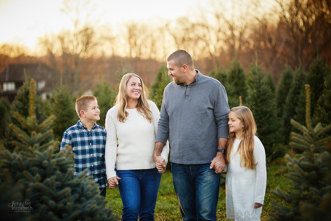 Holiday Tree Farm Mini Portrait Sessions at Sugar Pines Farm in Chesterland, Ohio