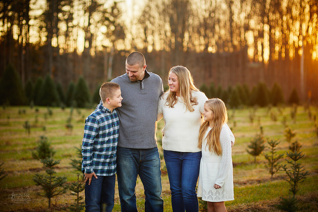 Holiday Tree Farm Mini Portrait Sessions at Sugar Pines Farm in Chesterland, Ohio