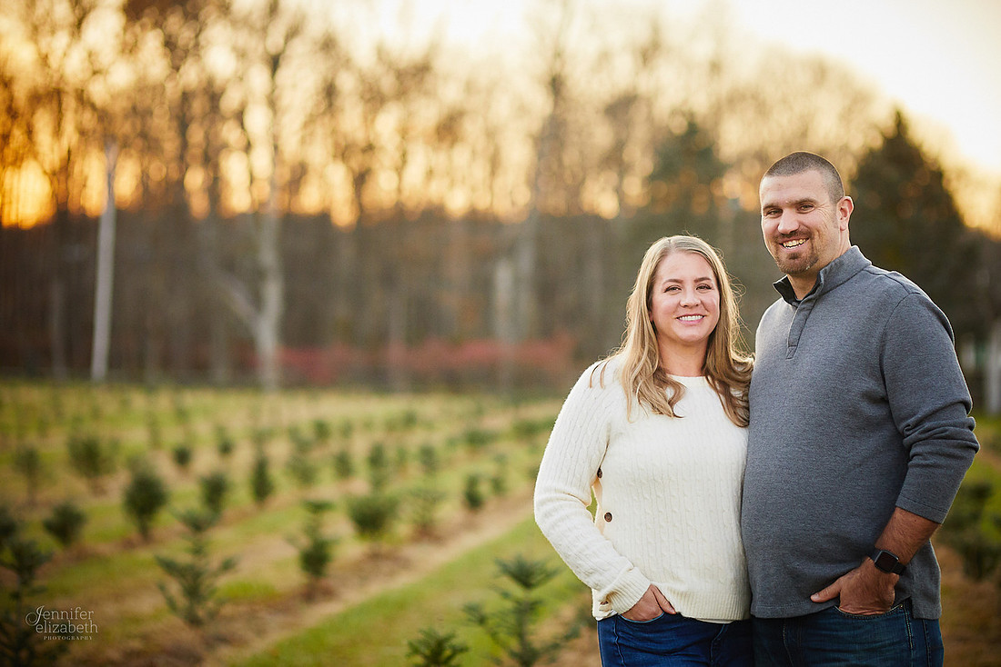Holiday Tree Farm Mini Portrait Sessions at Sugar Pines Farm in Chesterland, Ohio