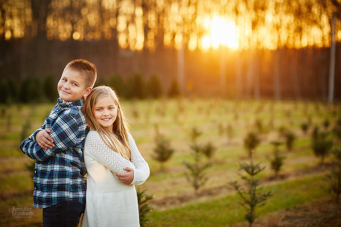 Holiday Tree Farm Mini Portrait Sessions at Sugar Pines Farm in Chesterland, Ohio