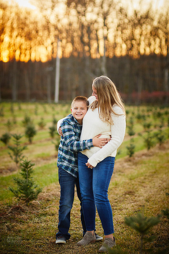 Holiday Tree Farm Mini Portrait Sessions at Sugar Pines Farm in Chesterland, Ohio