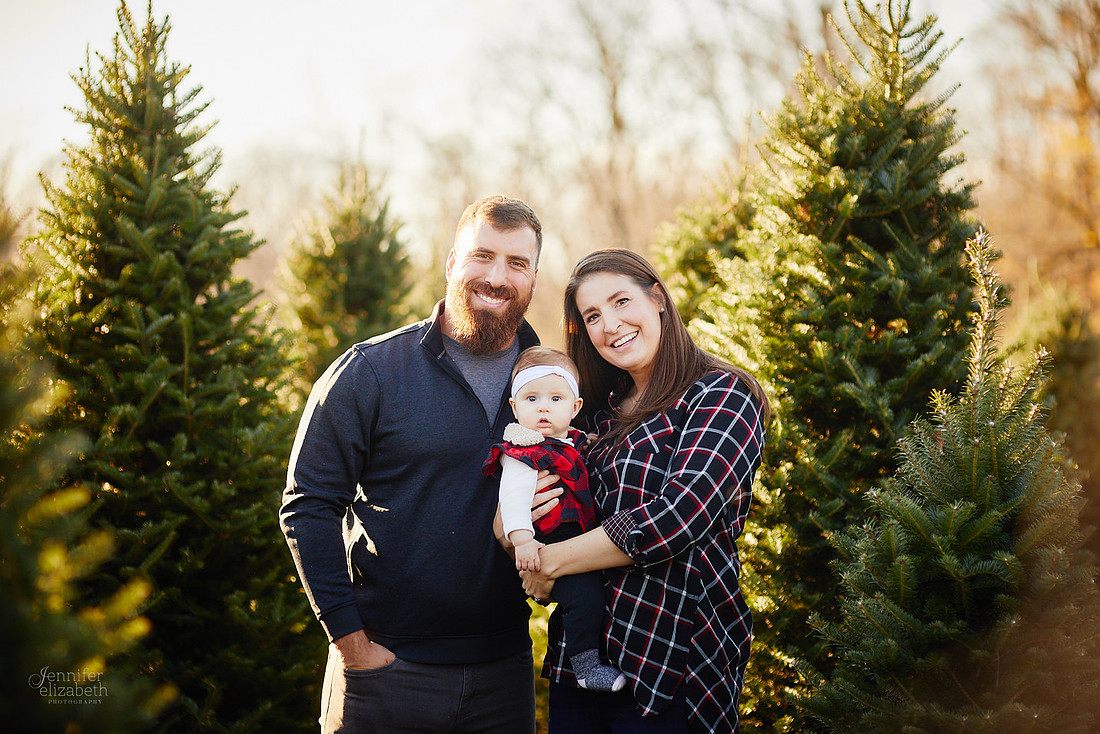 Holiday Tree Farm Mini Portrait Sessions at Sugar Pines Farm in Chesterland, Ohio