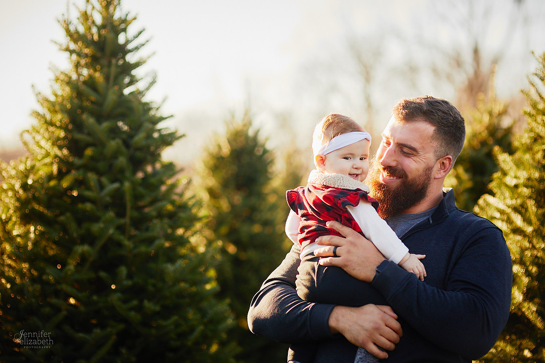 Holiday Tree Farm Mini Portrait Sessions at Sugar Pines Farm in Chesterland, Ohio