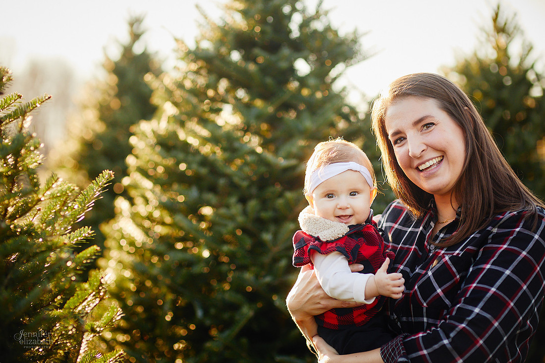 Holiday Tree Farm Mini Portrait Sessions at Sugar Pines Farm in Chesterland, Ohio