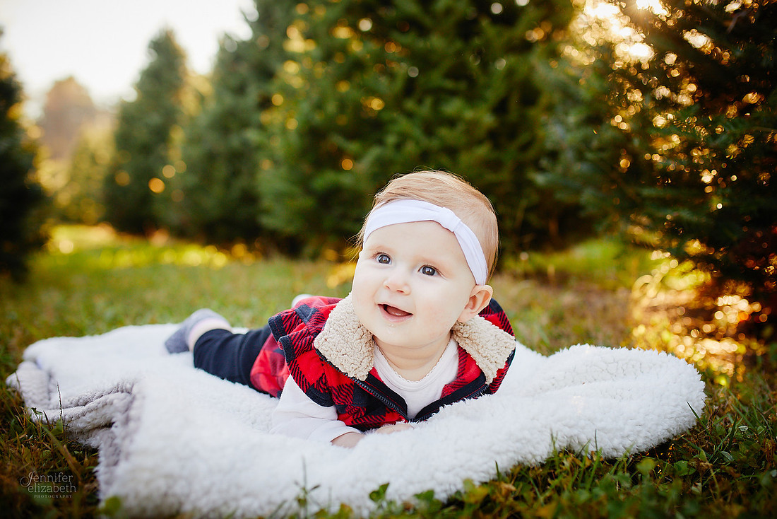 Holiday Tree Farm Mini Portrait Sessions at Sugar Pines Farm in Chesterland, Ohio