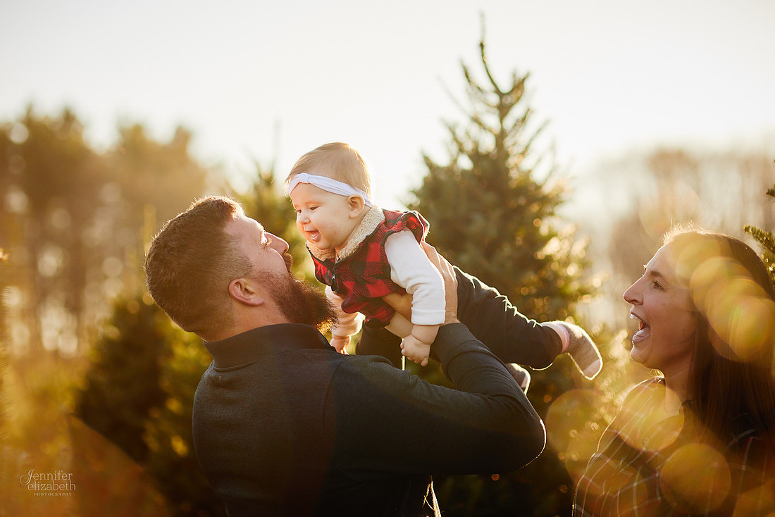 Holiday Tree Farm Mini Portrait Sessions at Sugar Pines Farm in Chesterland, Ohio