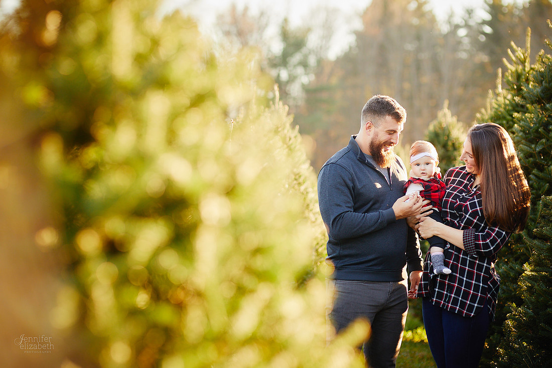 Holiday Tree Farm Mini Portrait Sessions at Sugar Pines Farm in Chesterland, Ohio
