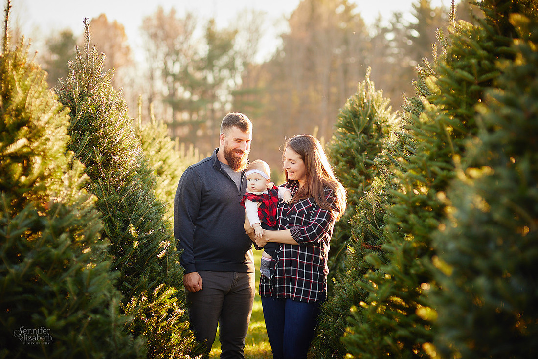 Holiday Tree Farm Mini Portrait Sessions at Sugar Pines Farm in Chesterland, Ohio
