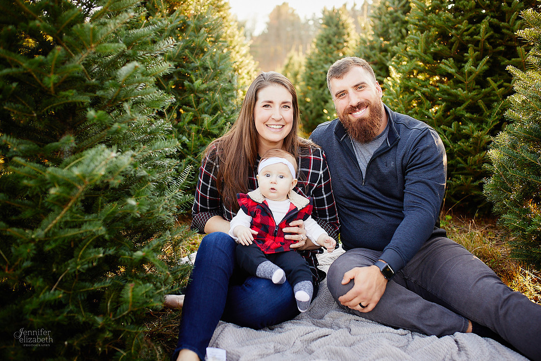 Holiday Tree Farm Mini Portrait Sessions at Sugar Pines Farm in Chesterland, Ohio
