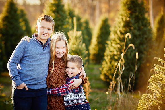 Holiday Tree Farm Mini Portrait Sessions at Sugar Pines Farm in Chesterland, Ohio