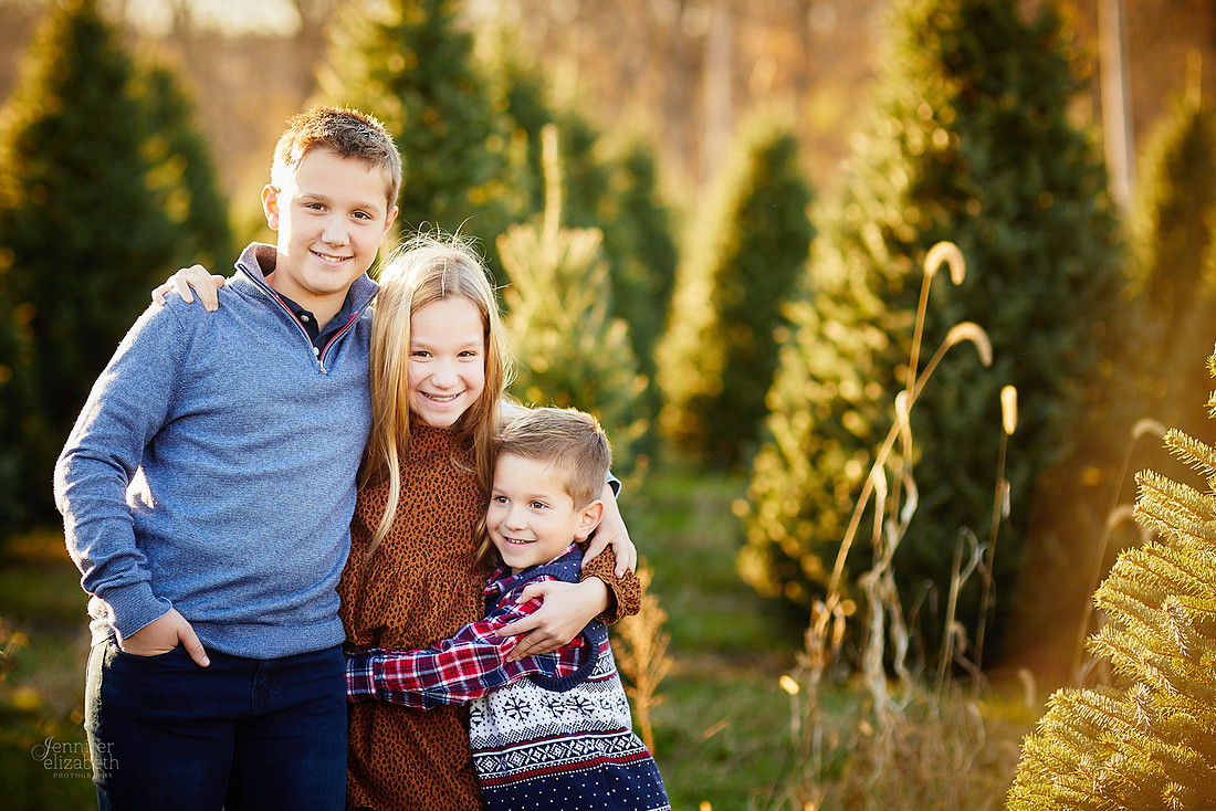 Holiday Tree Farm Mini Portrait Sessions at Sugar Pines Farm in Chesterland, Ohio