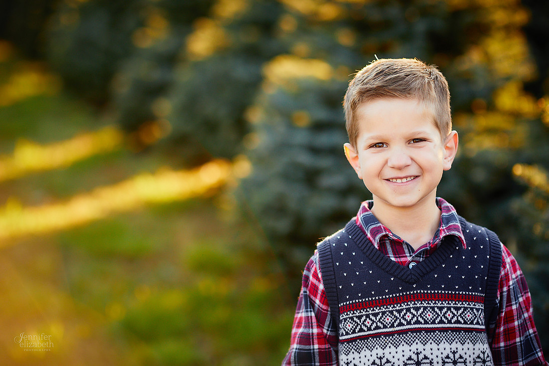 Holiday Tree Farm Mini Portrait Sessions at Sugar Pines Farm in Chesterland, Ohio
