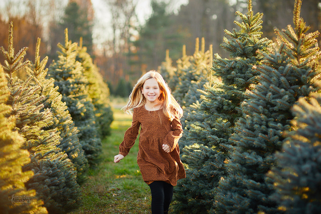 Holiday Tree Farm Mini Portrait Sessions at Sugar Pines Farm in Chesterland, Ohio
