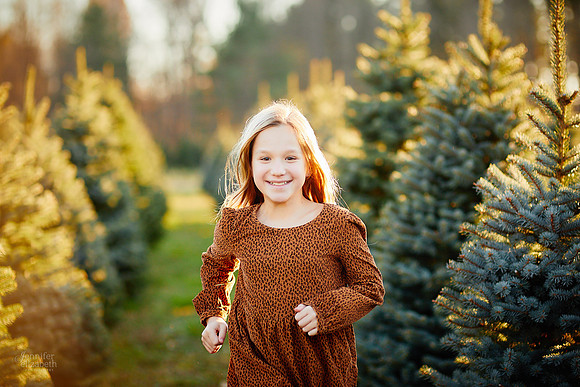 Holiday Tree Farm Mini Portrait Sessions at Sugar Pines Farm in Chesterland, Ohio