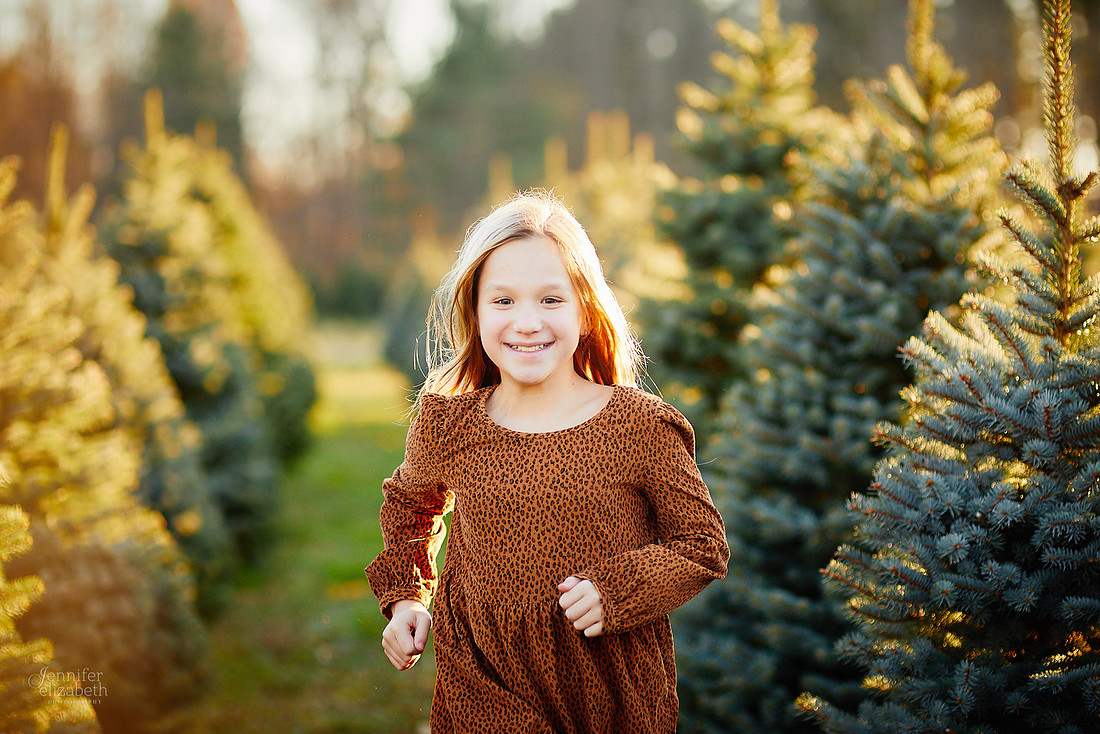 Holiday Tree Farm Mini Portrait Sessions at Sugar Pines Farm in Chesterland, Ohio