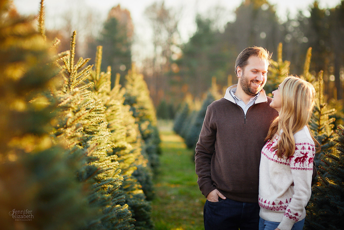Holiday Tree Farm Mini Portrait Sessions at Sugar Pines Farm in Chesterland, Ohio