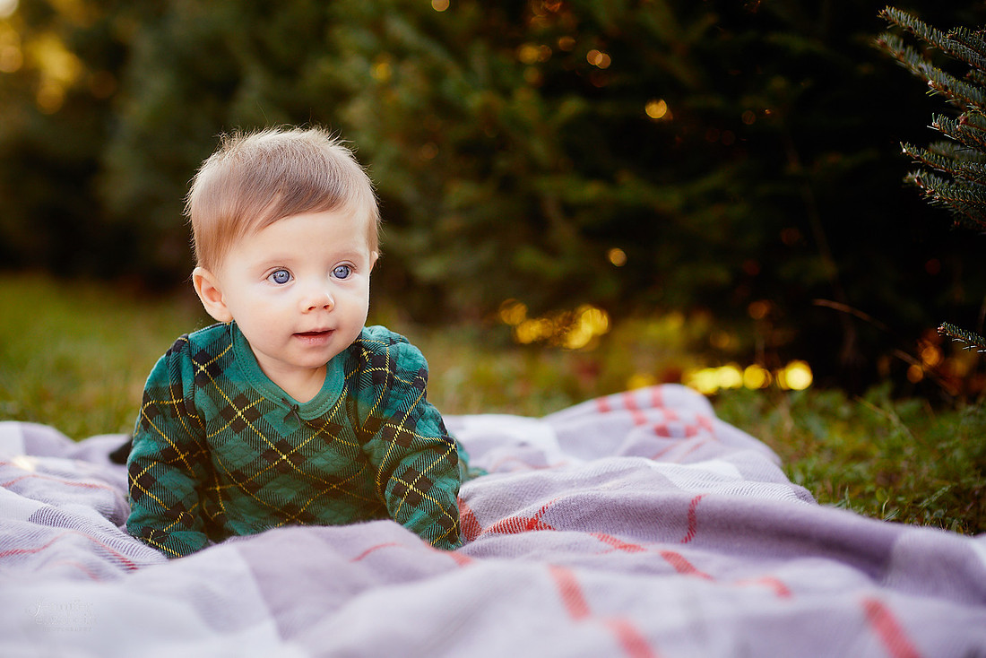 Holiday Tree Farm Mini Portrait Sessions at Sugar Pines Farm in Chesterland, Ohio