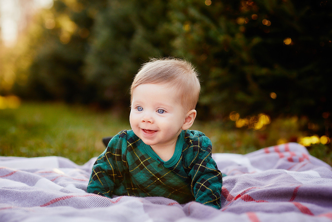 Holiday Tree Farm Mini Portrait Sessions at Sugar Pines Farm in Chesterland, Ohio