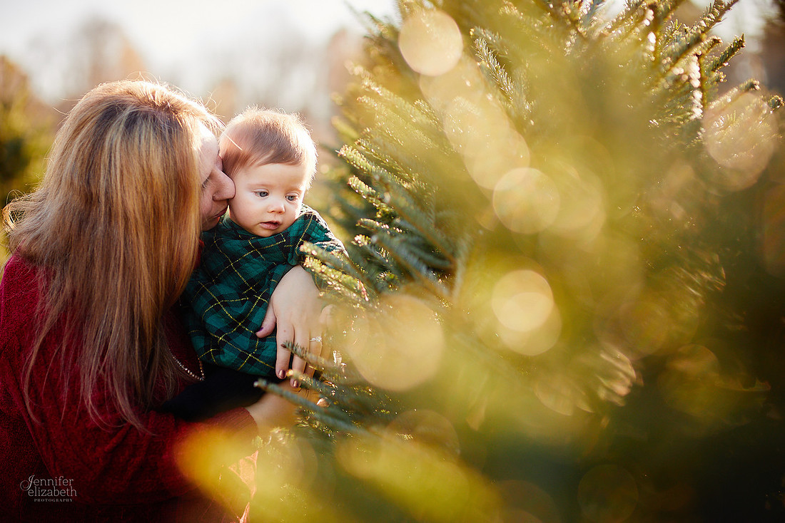 Holiday Tree Farm Mini Portrait Sessions at Sugar Pines Farm in Chesterland, Ohio