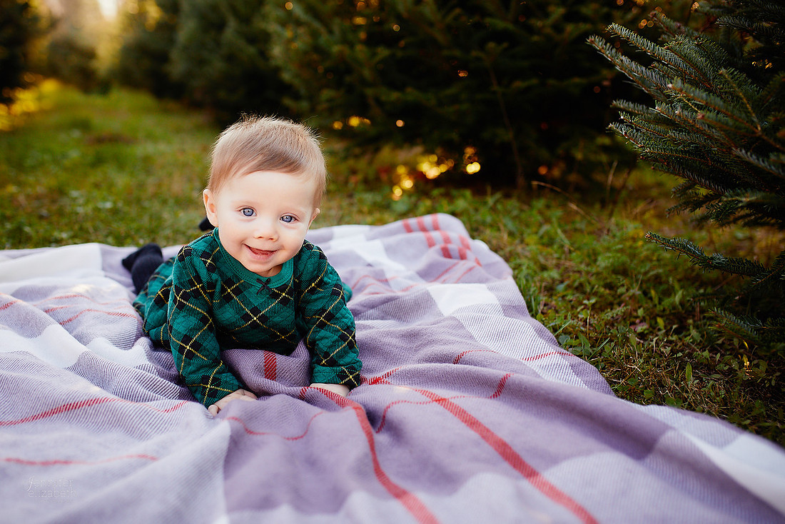 Holiday Tree Farm Mini Portrait Sessions at Sugar Pines Farm in Chesterland, Ohio