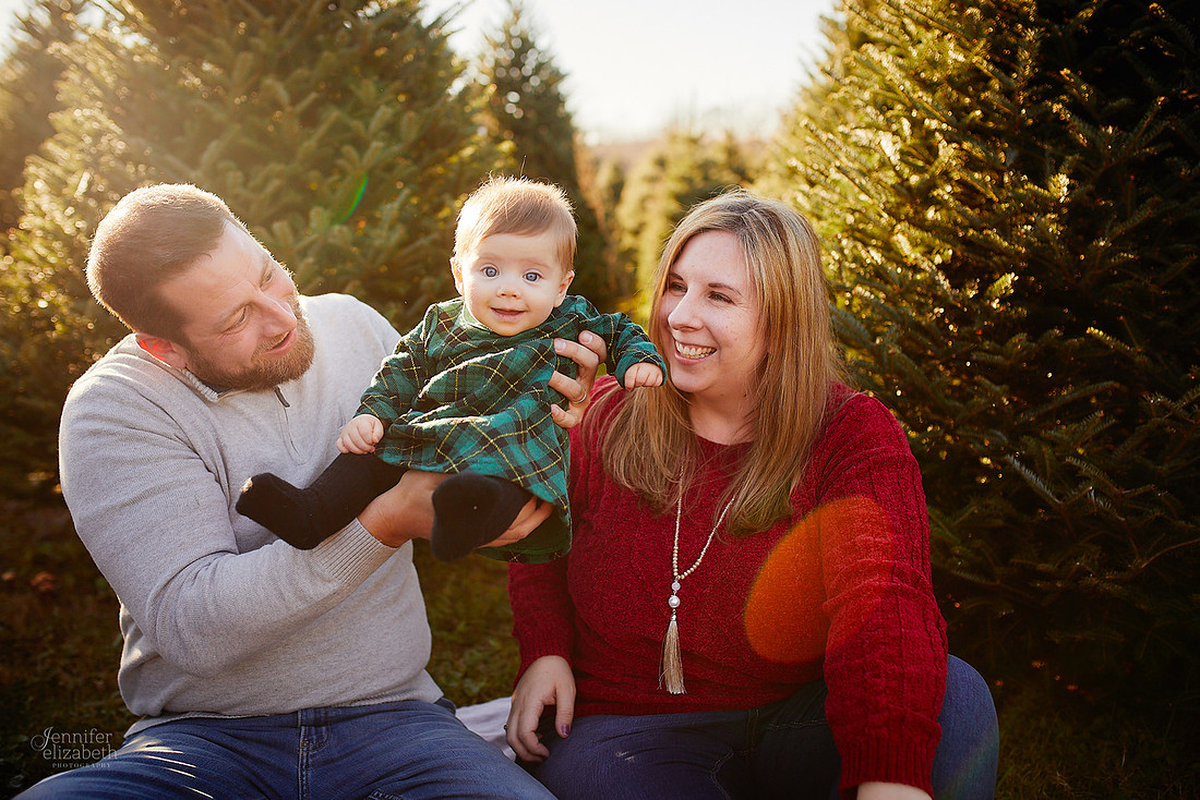 Holiday Tree Farm Mini Portrait Sessions at Sugar Pines Farm in Chesterland, Ohio