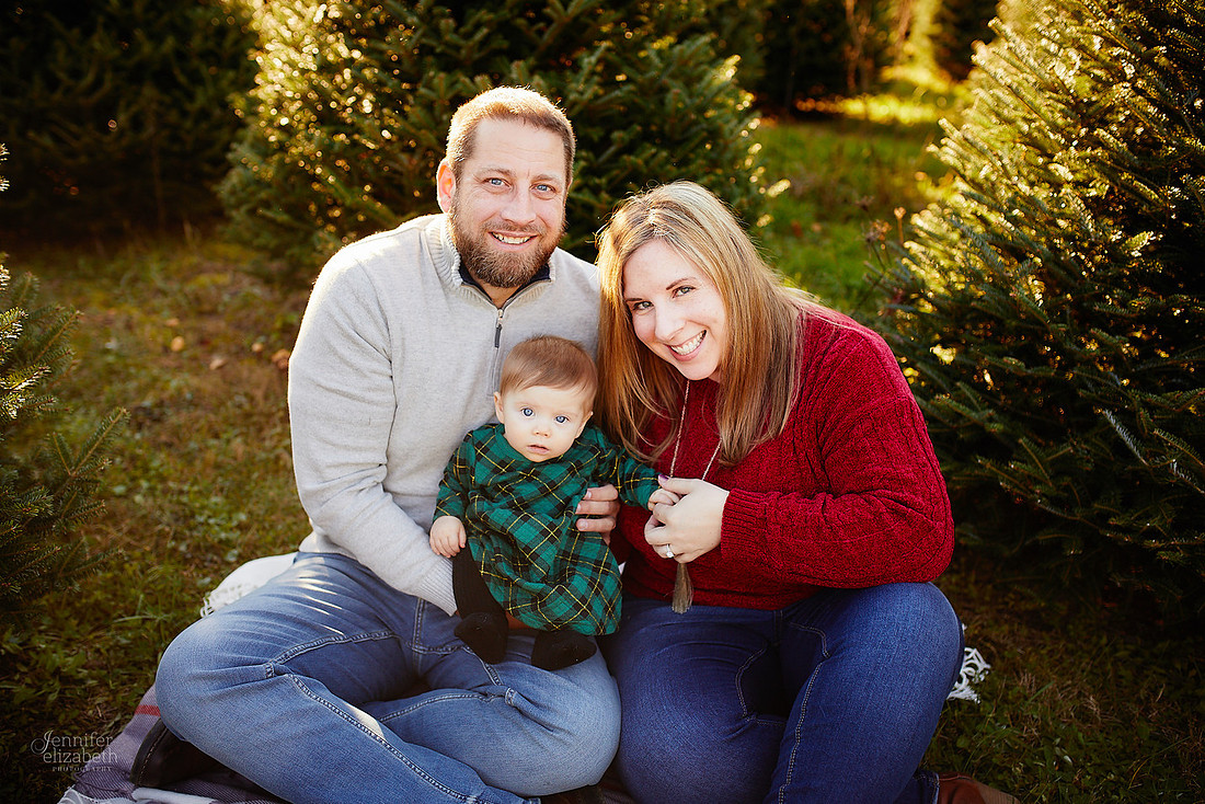 Holiday Tree Farm Mini Portrait Sessions at Sugar Pines Farm in Chesterland, Ohio
