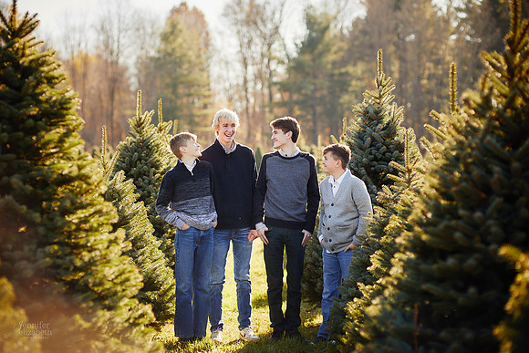 Holiday Tree Farm Mini Portrait Sessions at Sugar Pines Farm in Chesterland, Ohio