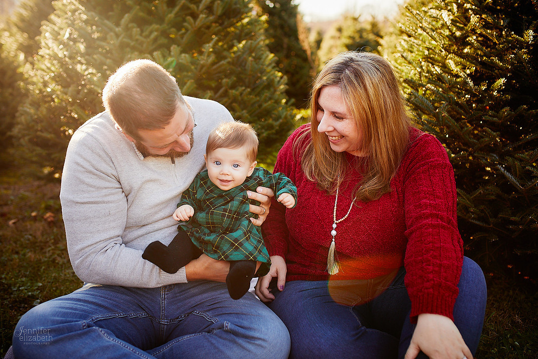 Holiday Tree Farm Mini Portrait Sessions at Sugar Pines Farm in Chesterland, Ohio