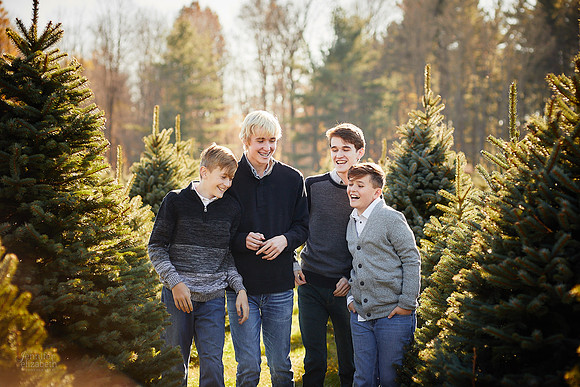 Holiday Tree Farm Mini Portrait Sessions at Sugar Pines Farm in Chesterland, Ohio