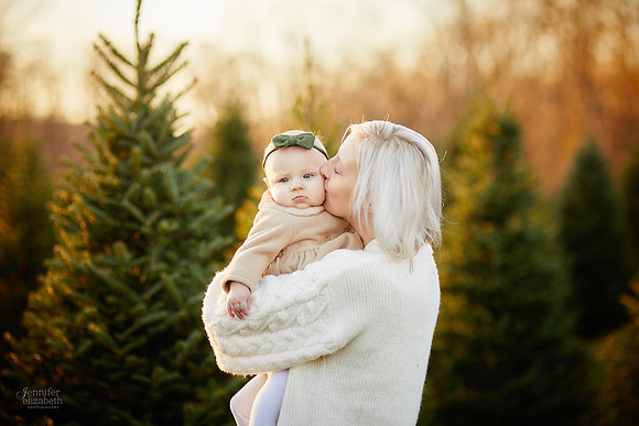 Holiday Tree Farm Mini Portrait Sessions at Sugar Pines Farm in Chesterland, Ohio