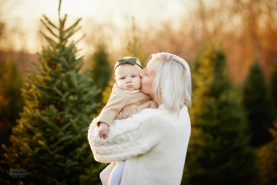 Holiday Tree Farm Mini Portrait Sessions at Sugar Pines Farm in Chesterland, Ohio