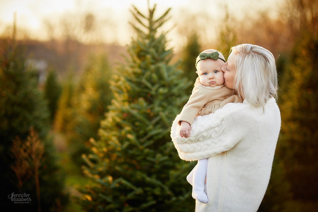 Holiday Tree Farm Mini Portrait Sessions at Sugar Pines Farm in Chesterland, Ohio