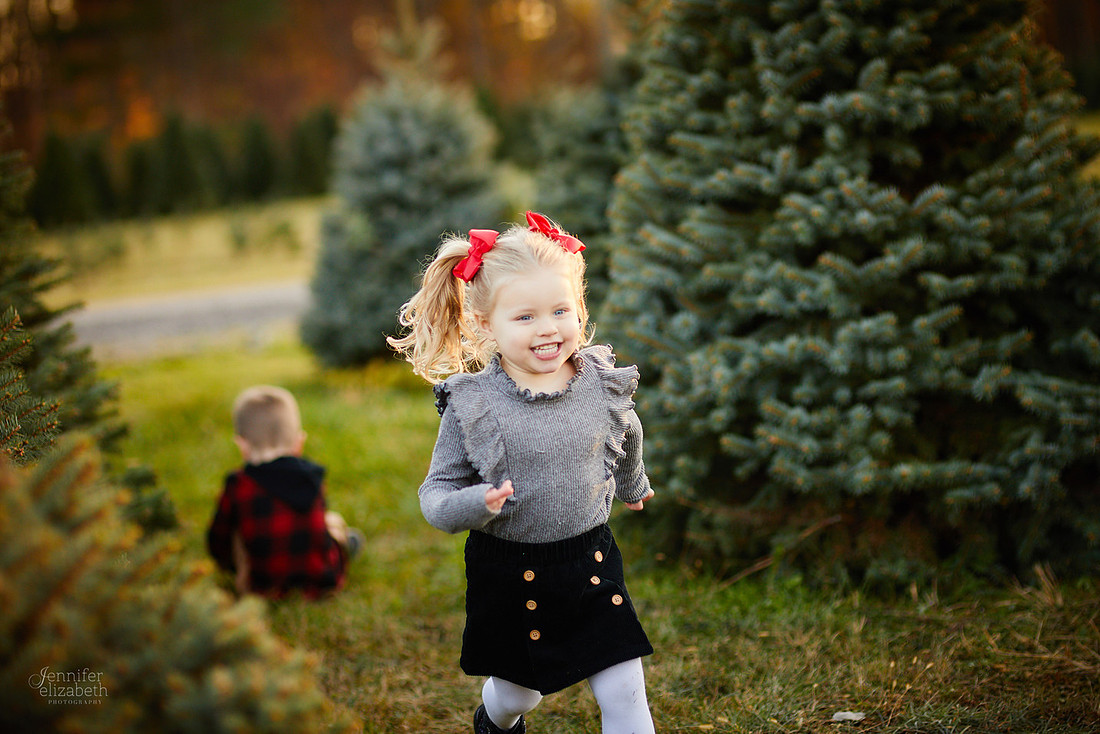 Holiday Tree Farm Mini Portrait Sessions at Sugar Pines Farm in Chesterland, Ohio