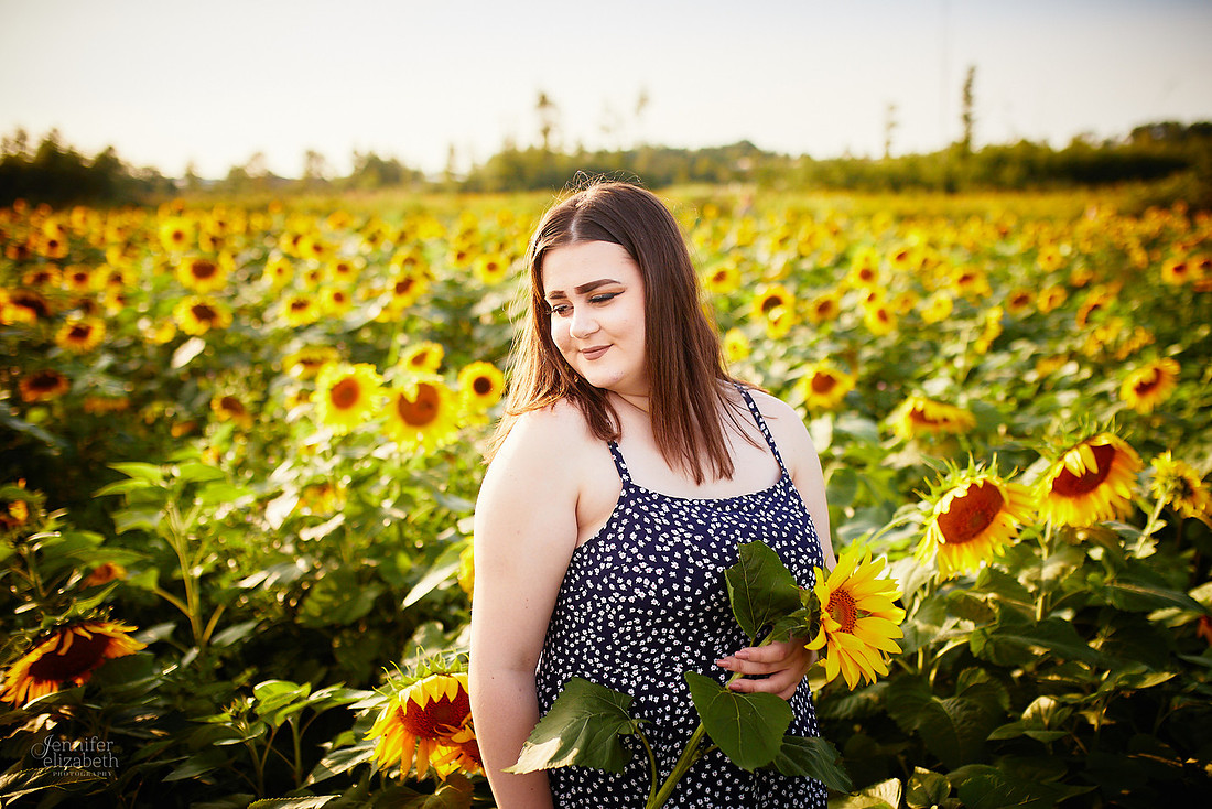 Sunflower Field Mini Sessions at Maria's Field of Hope