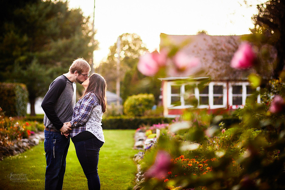 Seleste & Mark: Engagement Session at Schoepfle Gardens