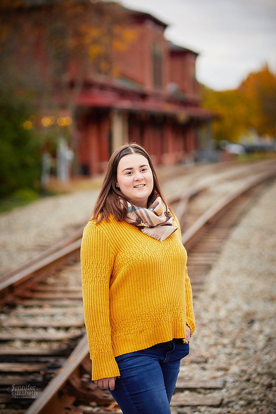 Kierstin: Senior Session in Downtown Kent