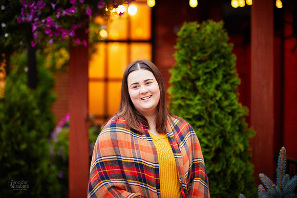 Kierstin: Senior Session in Downtown Kent
