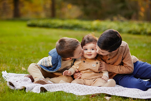 The M Family: Backyard Portrait Session in Willoughby Hills